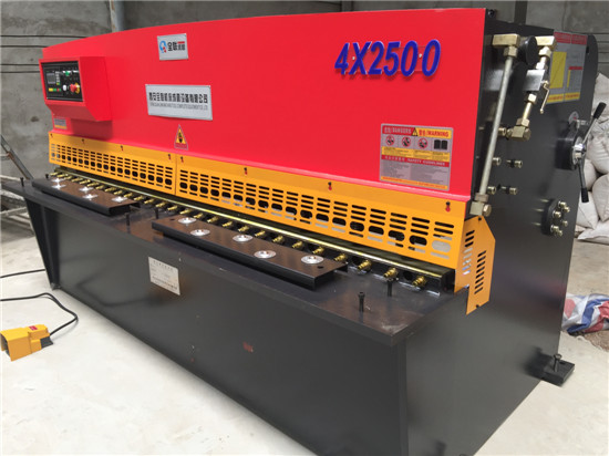 液壓(ya)擺式(shi)剪闆(pan)機 液(ye)壓擺(bai)式剪(jian)闆機(ji)