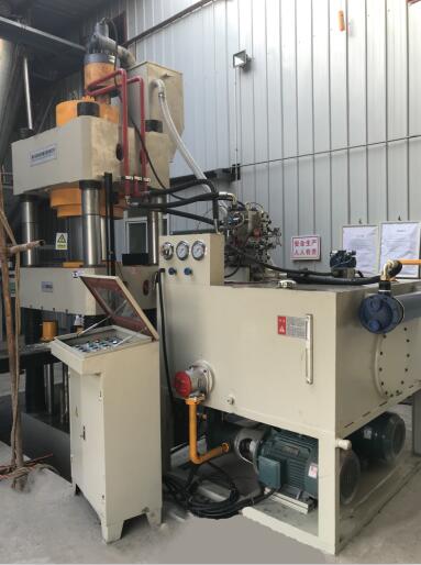 Y32-500T鹽(yan)舔磚四(si)柱液壓(ya)機