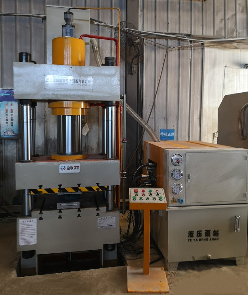 四柱(zhu)液壓機 四柱液(ye)壓機